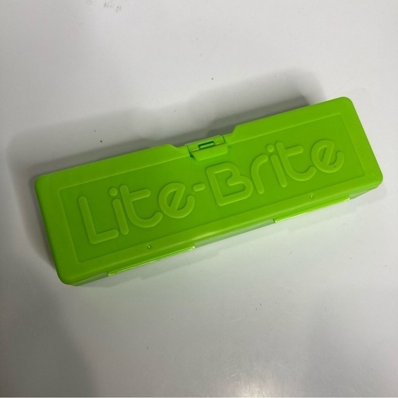 Box of light bright pegs - Picture 2 of 5